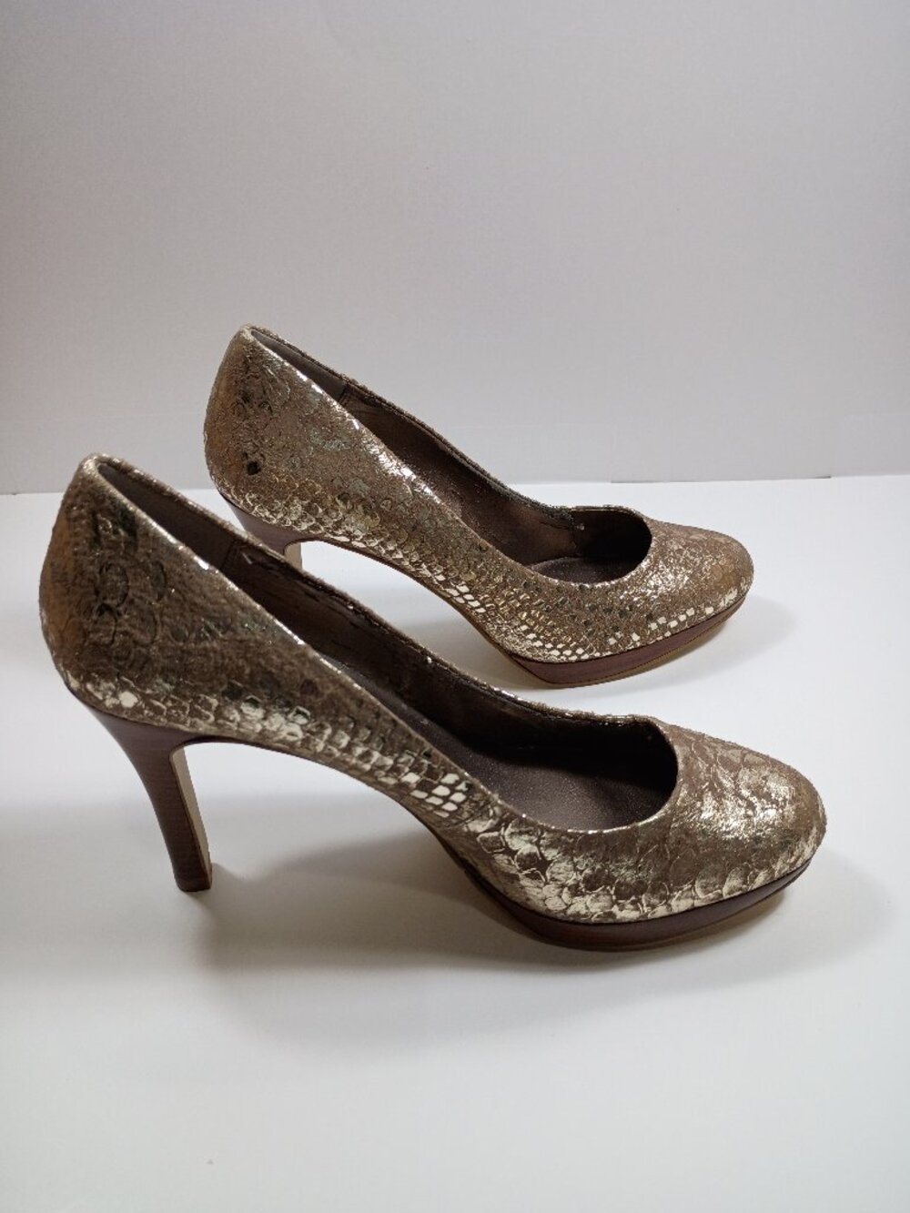Moda Textured Gold and Faux Wood Platform Stiletto 4" Heels Size 9.5